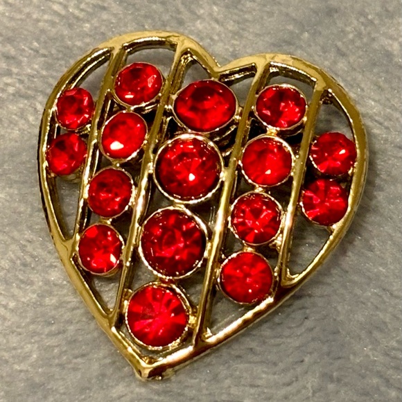 Beautiful heart shaped Brooch with Red crystals. Great for Valentines Day - Picture 10 of 15